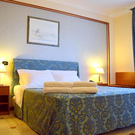 Hotel President Pomezia Esterno foto