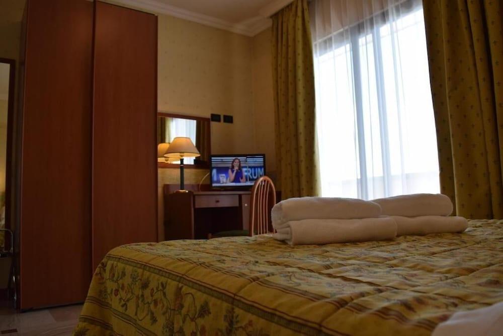 Hotel President Pomezia Esterno foto