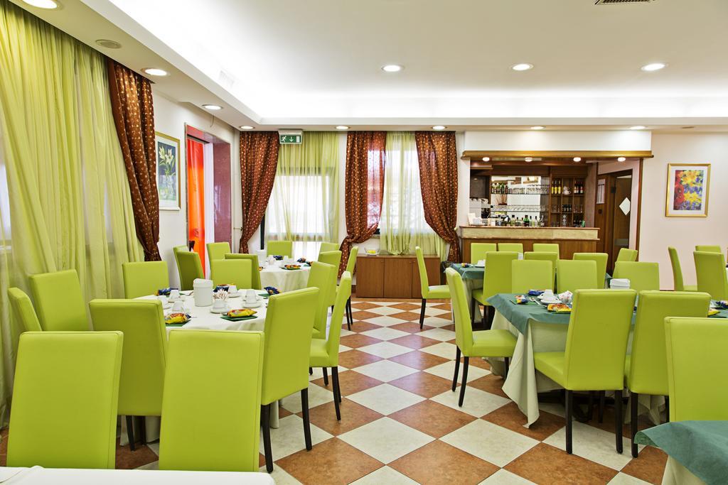 Hotel President Pomezia Esterno foto